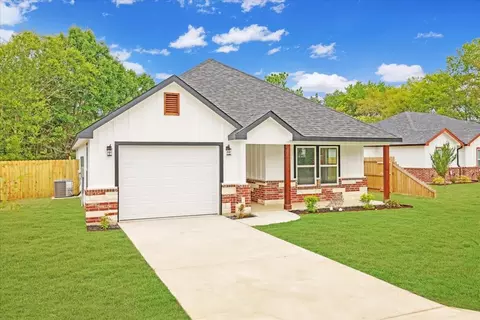 Exterior - 111 N Oak St, Ector, TX 75439 photo 3 of 6