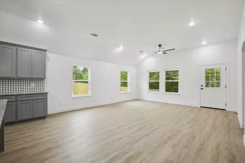 Living - 111 N Oak St, Ector, TX 75439 photo 4 of 11