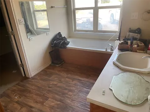 Bath - 520 Cr 221, Breckenridge, TX 76424 photo 1 of 2