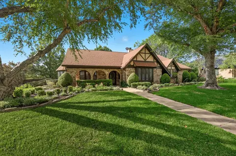 1820 Wimbleton Dr, Bedford, TX 76021