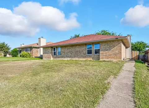 3407 Republic Dr, Forest Hill, TX 76140