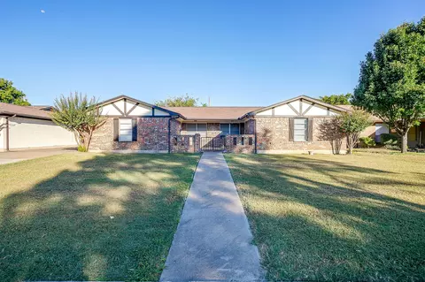 816 Ash St, Burleson, TX 76028