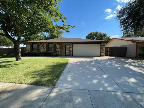 725 Parkvale Ln, Grand Prairie, TX 75052