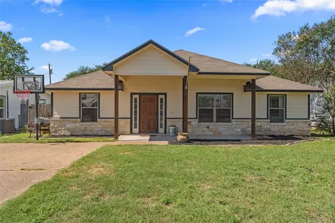 1015 S Adams St, Mcgregor, TX 76657