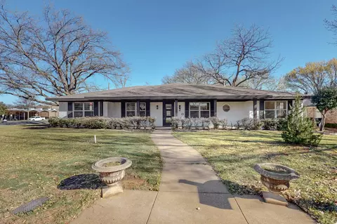 820 Bedford Ct W, Hurst, TX 76053