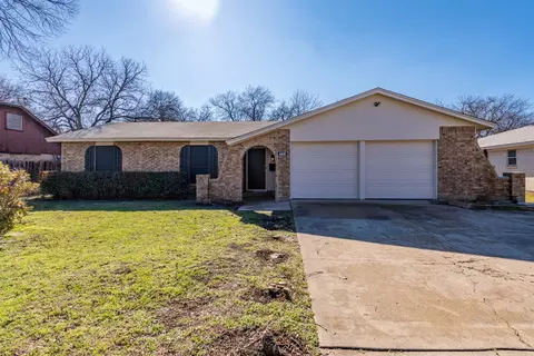 6400 Melinda Dr, Forest Hill, TX 76119