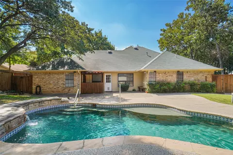 802 Chipwood Ct, Euless, TX 76039