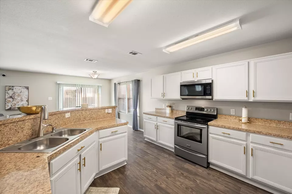 Kitchen - 5501 Northfield Dr, Fort Worth, TX 76179 photo 3 of 4