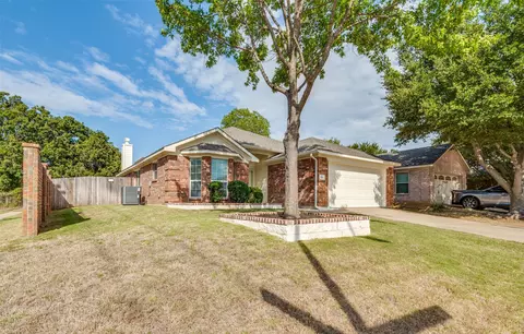 101 Flyaway Ln, Fort Worth, TX 76120