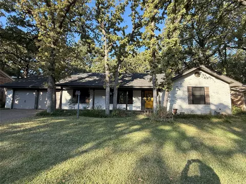 2112 Woodside Dr, Arlington, TX 76013