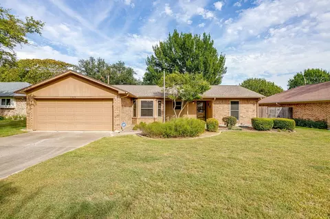 1329 Lampasas Dr, Benbrook, TX 76126