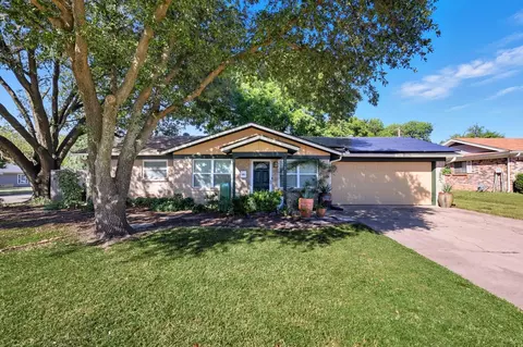 912 Simmons Dr, Euless, TX 76040