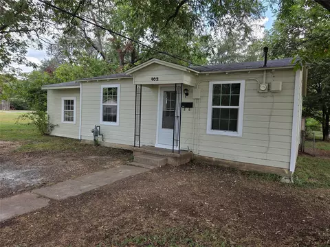 402 W Lackey St, West, TX 76691