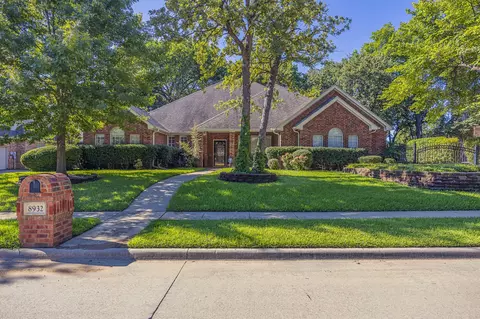 8932 Thornberry Dr, North Richland Hills, TX 76182