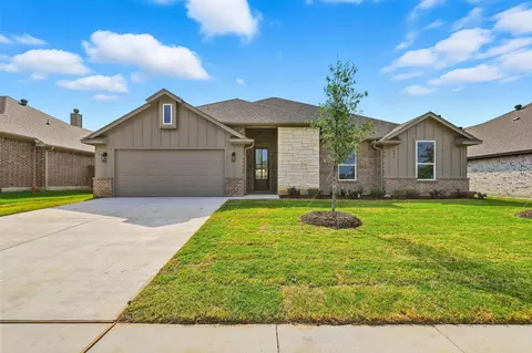697 Fossil Wood Dr, Saginaw, TX 76179