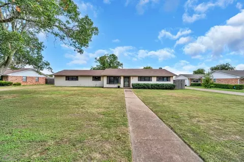 221 Lazy Acres Dr, Woodway, TX 76712