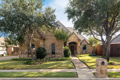 8200 Oak Knoll Dr, North Richland Hills, TX 76182