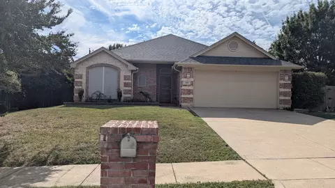 929 Meadowcrest Dr, Burleson, TX 76028