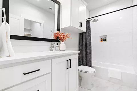 Bath - 2024 N 5th St, Waco, TX 76708 photo 3 of 3