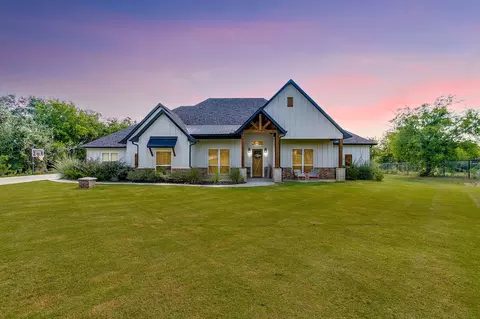 304 Red Roan Rd, Weatherford, TX 76087