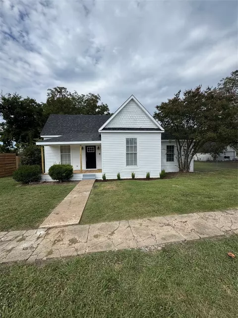 Exterior - 306 N College St, Howe, TX 75459 photo 1 of 4