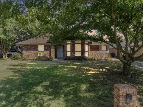 7332 Post Oak Dr, North Richland Hills, TX 76182