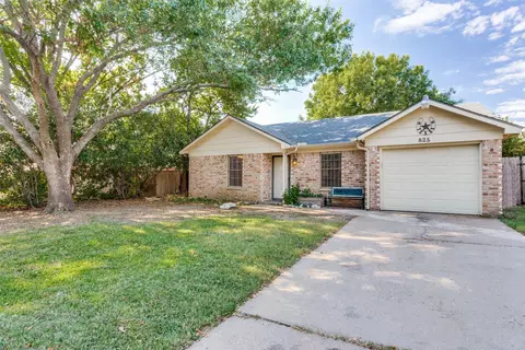 825 Blue Ridge Dr, Burleson, TX 76028