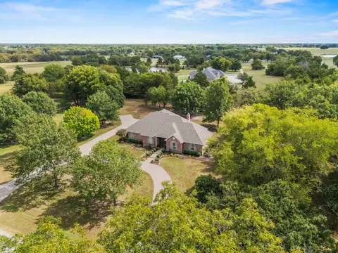 1 Bluebonnet Trl, Greenville, TX 75402