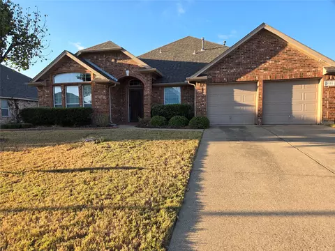1111 Wynnewood Dr, Glenn Heights, TX 75154