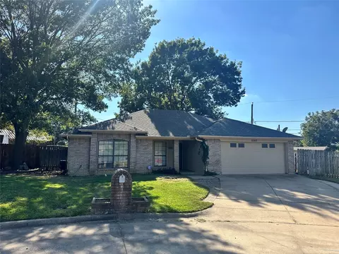 2512 Harmony Ct, Arlington, TX 76015
