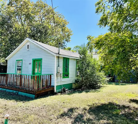 212 Rosa St, Waxahachie, TX 75165