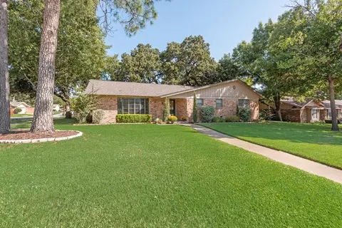332 Plainview Dr, Hurst, TX 76054