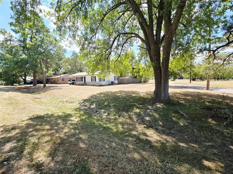 Exterior - 525 Maple St, Commerce, TX 75428 photo 3 of 7