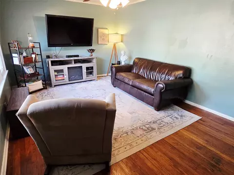 Living - 525 Maple St, Commerce, TX 75428 photo 1 of 2