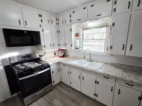 Kitchen - 525 Maple St, Commerce, TX 75428 photo 1 of 1