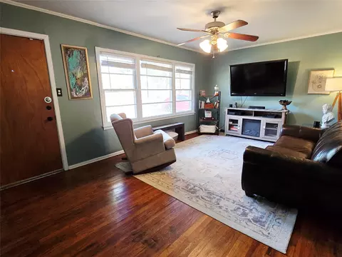 Living - 525 Maple St, Commerce, TX 75428 photo 2 of 2
