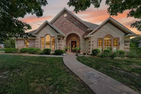 202 Hillside Ln, Lindsay, TX 76250