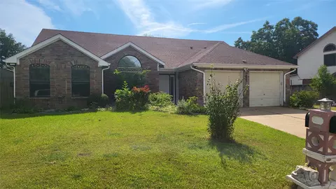 1402 Glenwillow Dr, Arlington, TX 76018
