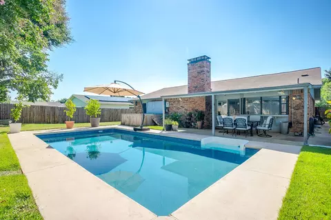 3829 Walnut Dr, Bedford, TX 76021
