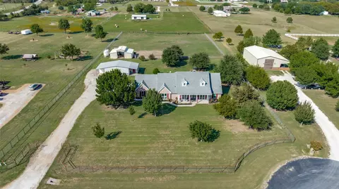 6221 Deer Run Rd, Sanger, TX 76266