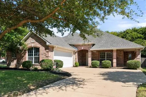 2724 Forest Lake Dr, Grand Prairie, TX 75052