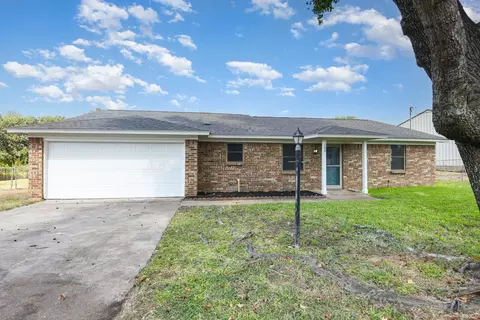 106 Willow Ln, Burleson, TX 76028
