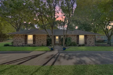 111 Oak Creek Ln, Ovilla, TX 75154