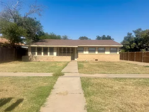 705 E Reynolds St, Stamford, TX 79553