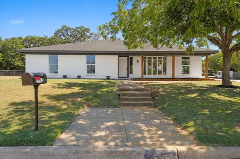 2113 Carverly Dr, Fort Worth, TX 76112