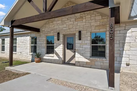 Exterior - 805 N Main St, Mcgregor, TX 76657 photo 4 of 11