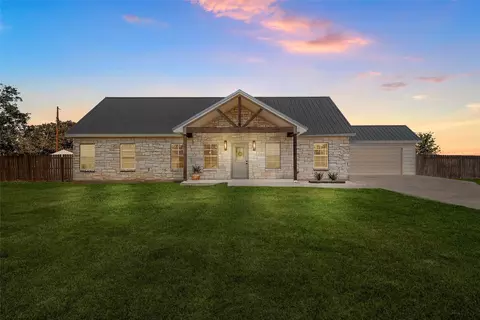 Exterior - 805 N Main St, Mcgregor, TX 76657 photo 2 of 11