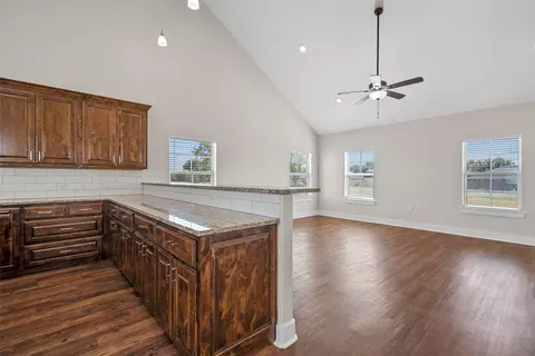 Living - 805 N Main St, Mcgregor, TX 76657 photo 4 of 5