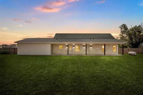Exterior - 805 N Main St, Mcgregor, TX 76657 photo 7 of 11
