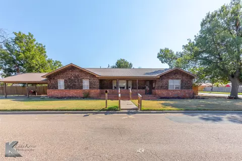 680 S 11th Ave, Munday, TX 76371